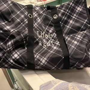 Thirty-One 7 pocket zipped closer tote